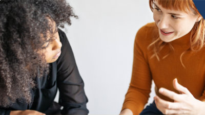 Eine Person, die mit einer anderen Person spricht