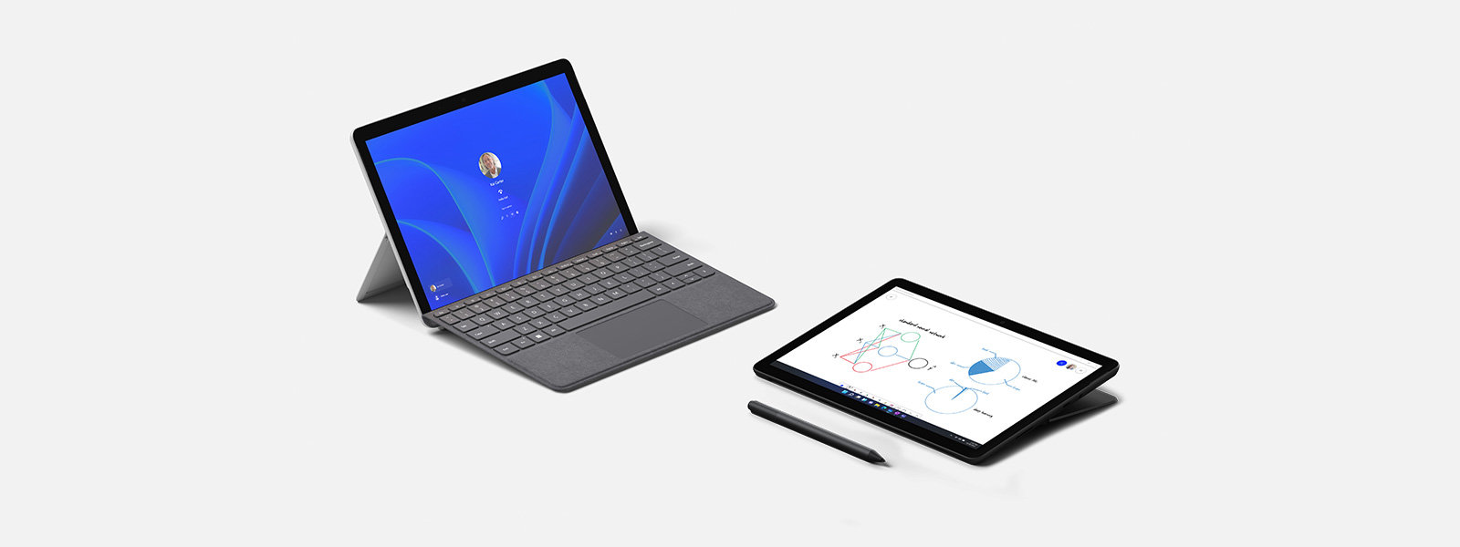 マット ブラックの Surface Go Signature タイプ カバーを装着したノート PC モードと、Surface ペンを使用するスタジオモードの Surface Go 3