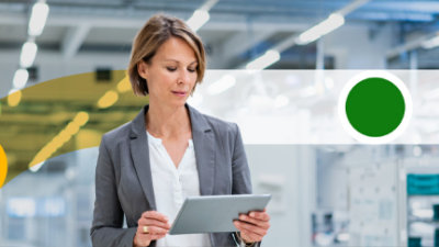 Eine Person, die ein Tablet hält