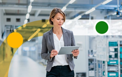  一名女子在工業倉庫檢查索引標籤