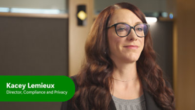 Một người phụ nữ tóc dài đang đeo kính