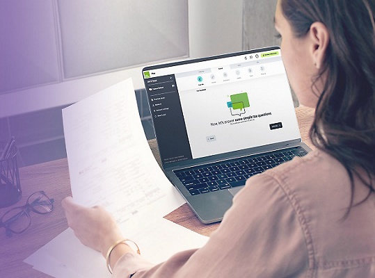 Employé de H&R Block travaillant sur un ordinateur portable à un bureau