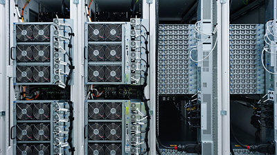 Серверы на стеллажах в центре обработки данных крупным планом