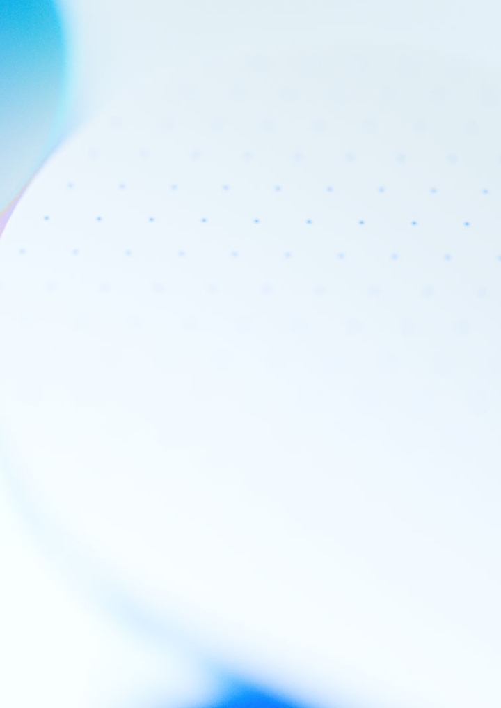 白色圆点背景上带有蓝色渐变的部分可见光盘特写。