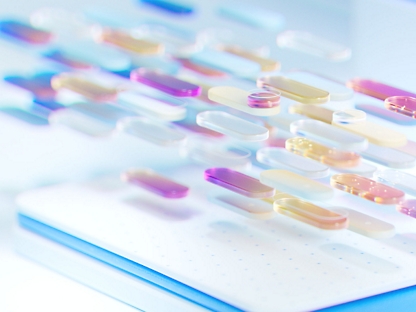 Cápsulas sortidas dispostas num tabuleiro de enchimento de cápsulas de laboratório com um efeito estético de cor azul