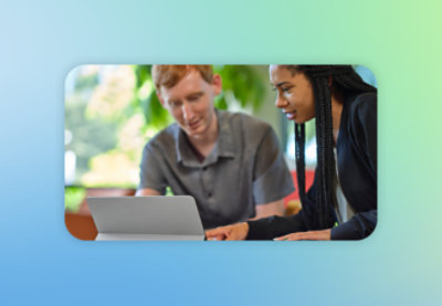 两个人在使用平板电脑讨论事情