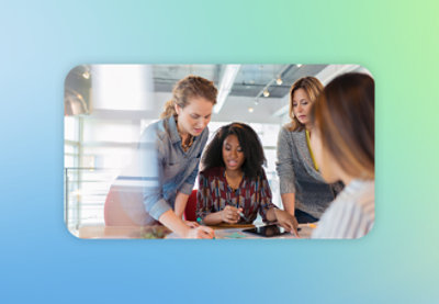 一群女士看着一张纸。