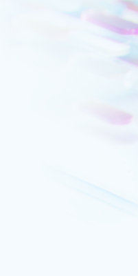 Een verscheidenheid aan gekleurde pillen en capsules in rijen op een lichte achtergrond.