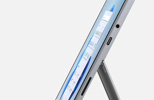 Un primo piano delle porte del Surface Go 3.