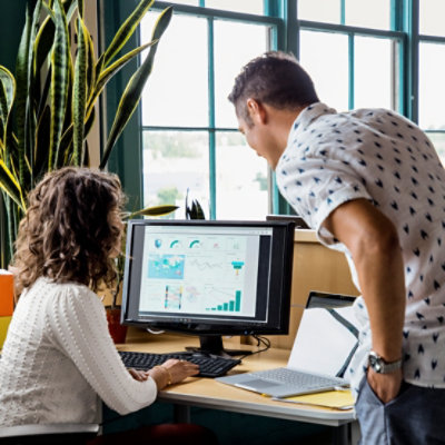Eine Person, die an einem Küchentresen sitzt und ein Tablet nutzt
