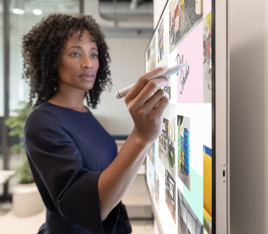 Una persona utiliza un Lápiz para Surface Hub 2 en un Surface Hub 2S para empresas.