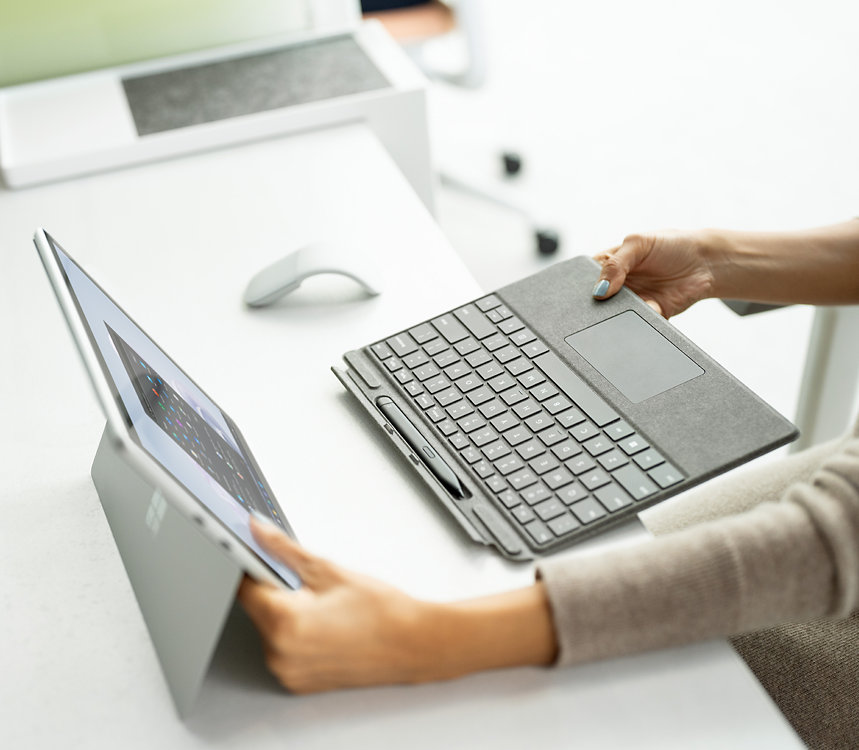 Surface キーボードと Surface マウスと一緒に使用されている 法人向け Surface Pro 9。