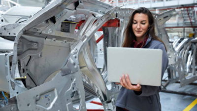 Eine Person mit Schutzbrille, die ein Touchscreen-Gerät benutzt