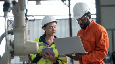 Ein Kalender mit Fertigungsaufträgen, Transportaufträgen und Bestellungen im Supply Chain Management.