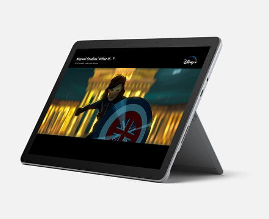 Surface Go 3 en mode pied multiposition intégré affichant un contenu exclusif Disney+.