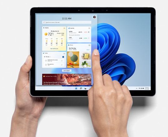 Uma pessoa a utilizar o Surface Go 3 como um tablet com o Windows 11.
