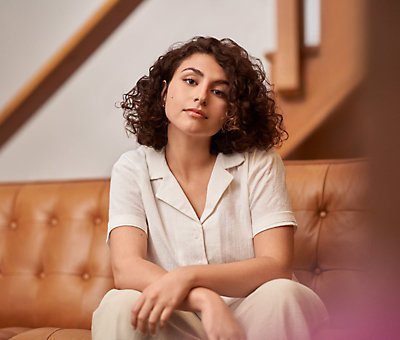 Femme assise sur un canapé