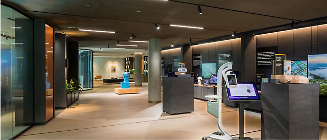 En museum med mange utstillinger og en glassvegg.