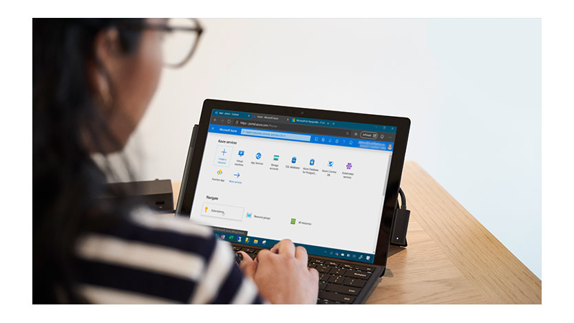 Vrouw werkt met Azure-software op een tablet