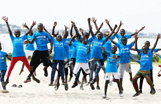 Des enfants qui sautent portant un t-shirt Unicef