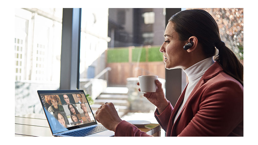 Une femme cadre d’une petite entreprise utilisant un appareil HP Elite pour une conférence téléphonique Microsoft Teams