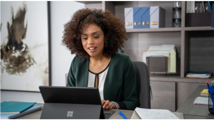 Eine Person in einem Büro mit einem Surface Laptop