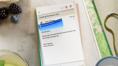 Una pila de papeles con un texto azul y negro