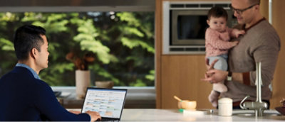 Una persona sentada en una mesa con un equipo