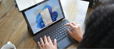 Una persona escribiendo en un ordenador