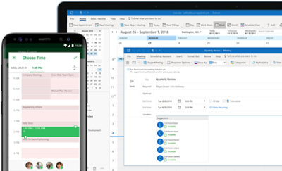 Экран ноутбука, на котором отображается приглашение на собрание с информацией о доступных конференц-залах, а также смартфон, на котором отображается информация о доступности коллег для участия в собрании