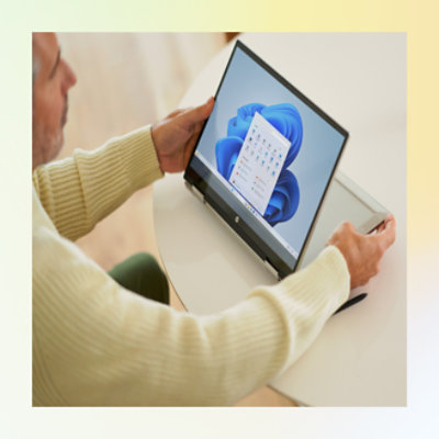 Homme âgé utilisant un ordinateur portable affichant un calendrier à l’écran.