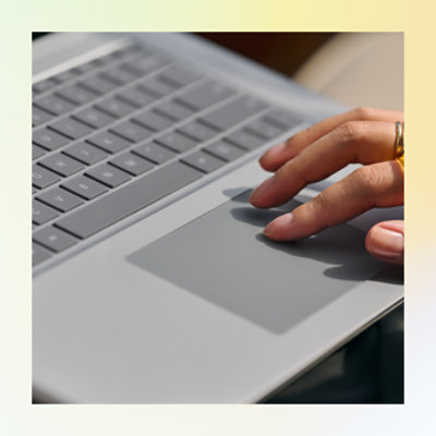 Personne utilisant le pavé tactile sur un ordinateur portable.