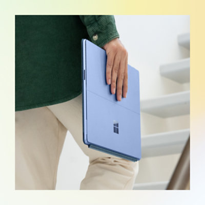 Personne faisant une tablette bleue sous le bras.