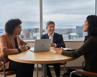 一群人圍坐在桌子邊