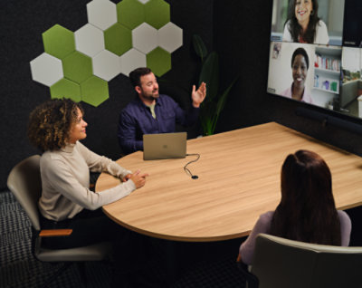 一群正在進行視訊通話的人