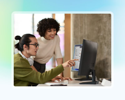 To personer som ser på en dataskjerm