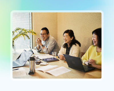 En gruppe personer som sitter ved et bord