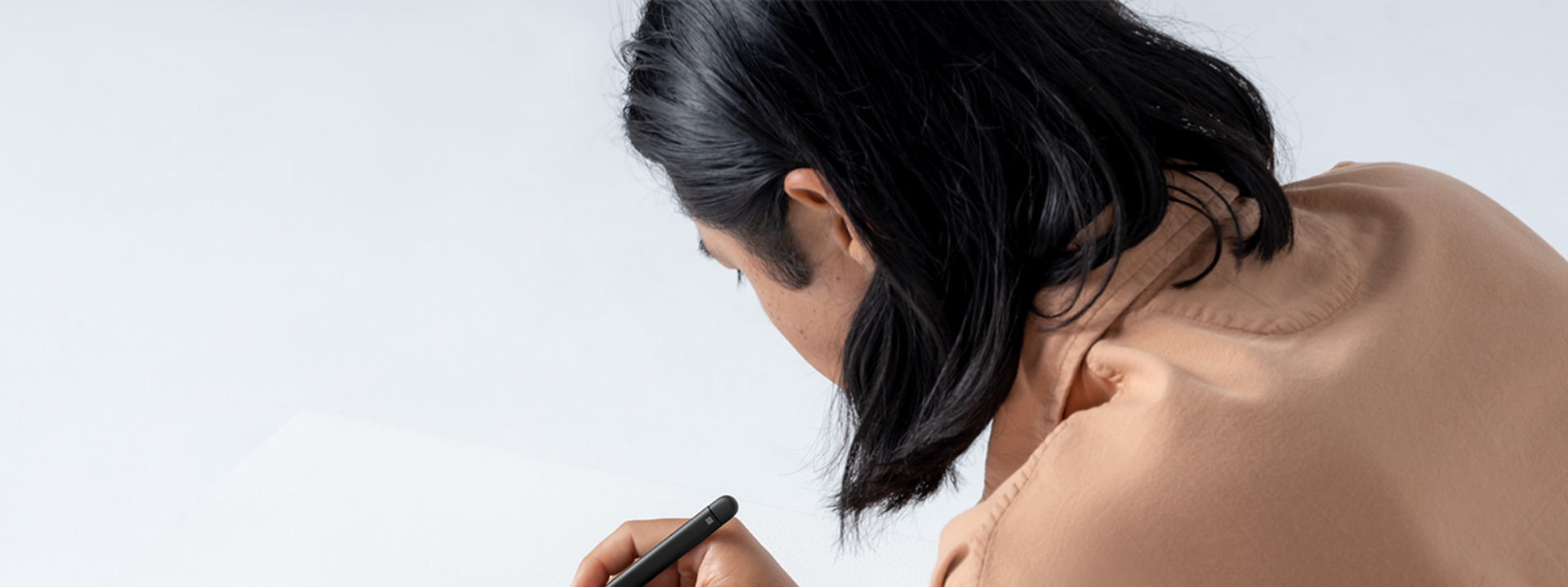 Una persona usa Surface Pro 8 y Surface Slim Pen 2 para diseñar.
