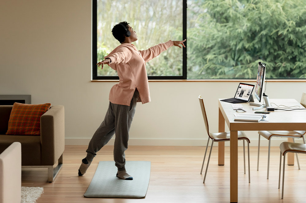 Una persona usa Surface Pro 7+ para bailar en su salón.