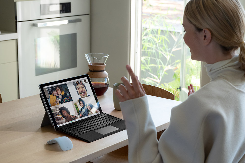 Femme en réunion Teams sur son ordinateur portable Surface Pro 7+