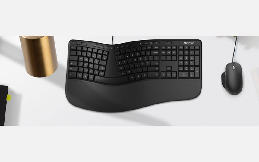 Microsoft Ergonomic Keyboard und Precision Mouse auf einem Schreibtisch.