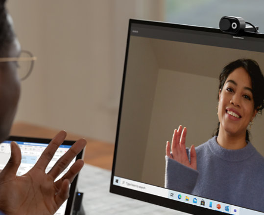 Surface デバイスに Microsoft モダン ウェブカムを設定し、ビデオ通話を行っている人。