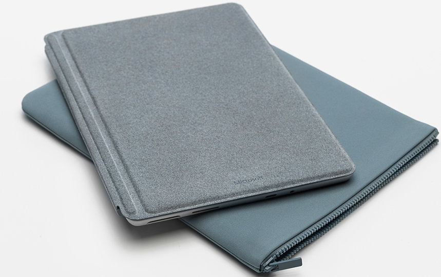 Draufsicht auf Surface Go 2 Type Cover for Business, Surface Go 2 for Business, Surface-Stifte und Mäuse
