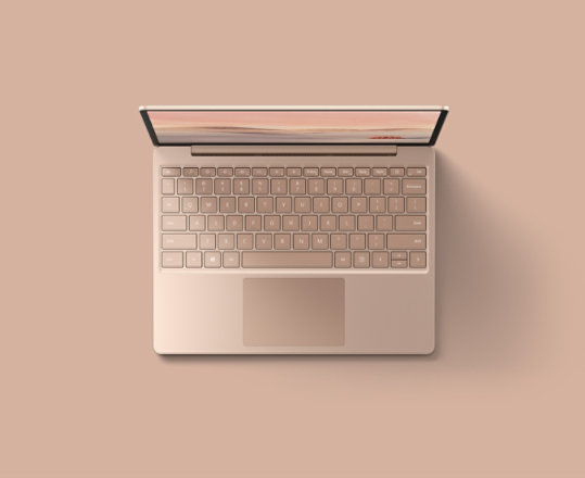 Vue du dessus du Surface Laptop Go couleur sable posé sur un arrière-plan assorti.