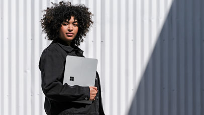 Femme portant un PC portable Surface