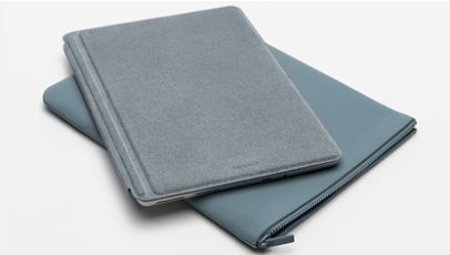 Ein Surface Go 3 mit Type Cover und Hülle mit Reißverschluss.