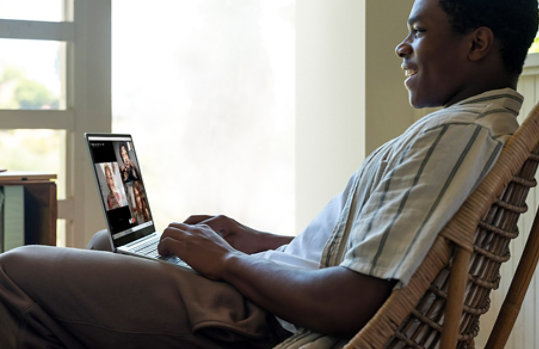 Una persona utilizza la videocamera integrata per partecipare a una videochiamata su Surface Laptop Go.