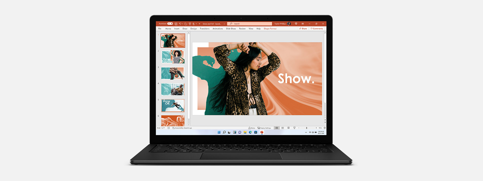 Microsoft PowerPoint を表示しているマットブラックの Surface Laptop 4