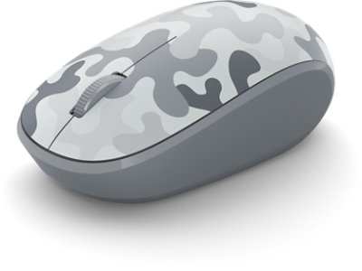 Microsoft Bluetooth Mouse i vit Arctic Camo Special Edition sedd i vinkel framifrån. 