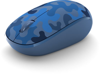Microsoft Bluetooth Mouse i blå Nightfall Camo Special Edition sedd i vinkel framifrån. 